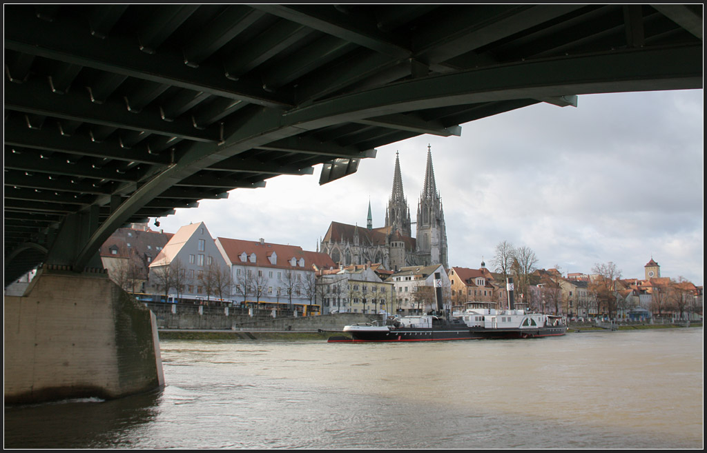 . Unter der Eisernen Brücke - Die eiserne Brücke in Regensburg wurde nach Plänen von Auer und Weber erbaut und 1991 fertigestellt. 04.01.2012 (Matthias)