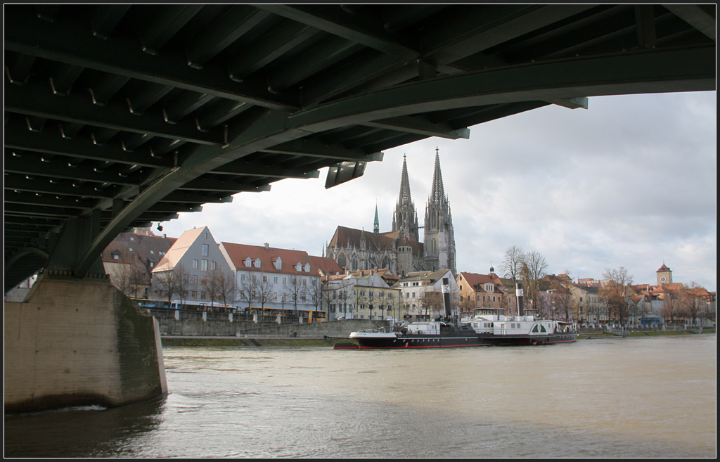 . Unter der Eisernen Brcke - Die eiserne Brcke in Regensburg wurde nach Plnen von Auer und Weber erbaut und 1991 fertigestellt. 04.01.2012 (Matthias)