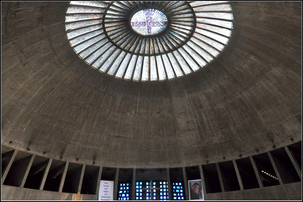 . Unter der Kuppel - Der Kirchenraum befindet sich unter einer Kuppel mit buntem Glasfenster. Vorherrschendes Material ist Sichtbeton. 26.05.2012 (Jonas)