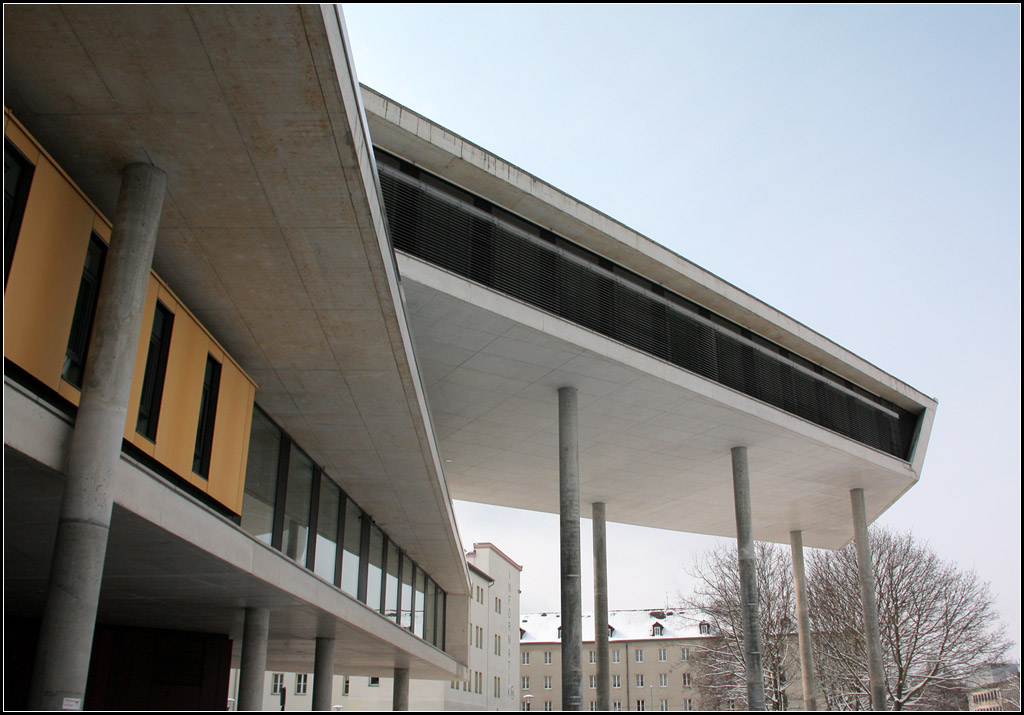 . Verdreht - Das gefaltete Betonband ndert in seinem Verlauf immer wieder seine Richtung. Universittsbibliothek in Magdeburg von Auer, Weber und Assozierte. 19.03.2013 (Matthias)