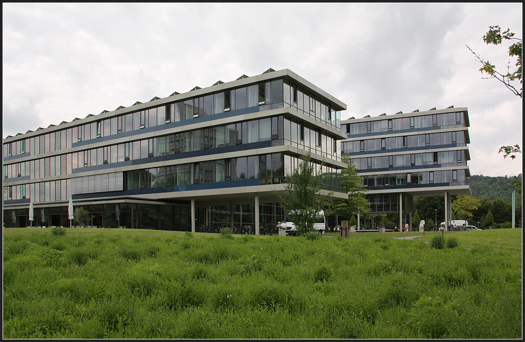 . Viel Glas - 

Landratsamt in Tbingen der Architekten Auer, Weber und Assozierte. Wie das daneben stehende Bankgebude wurde auch dieser Bau 2006 fertigstellt. Hier ist die Form freier mit zwei schrg zueinander gestellten Riegel und dazwischen eingespannter Glashalle. 

28.07.2011 (Matthias)