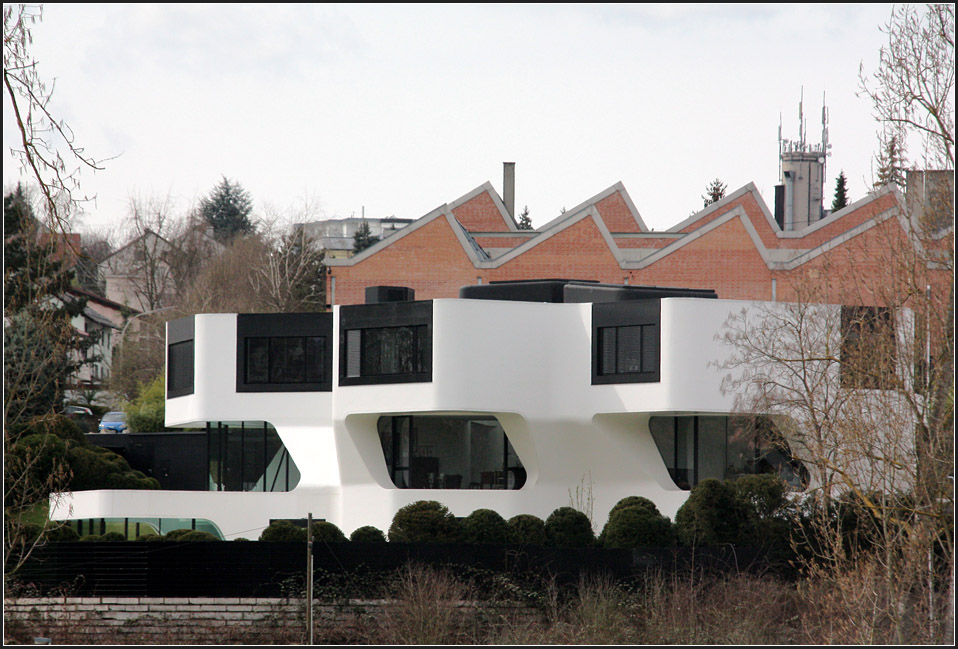 . Villa im Landkreis Ludwigsburg -
 
J. Mayer H. Architekten (Berlin), Fertigstellung: 2008. Wertung: Fr ein Wohnhaus macht das Haus sich von auen zu wichtig. Innenrumlich sehr schn mit zentralen von oben belichten doppelgeschossigen Raum an den die einzelnen Wohnrume angeschlossen sind. 

http://www.jmayerh.de/17-0-DupliCasa.html

02.04.2010 (Matthias)