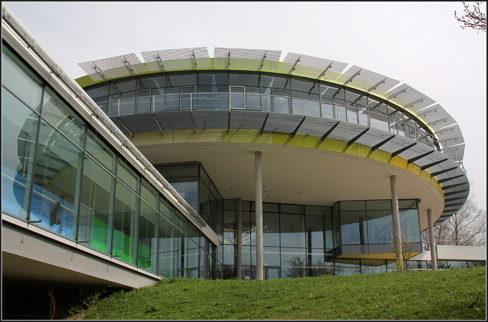 . Whrend die Realschule zehneckig in Erscheinung tritt, die Hauptschule ein Dreick beinhaltet, wird das Gymnasium durch die runde Form geprgt. Auch hier befindet sich eine grozgige Halle in der Mitte. 18.04.2010 (Matthias)