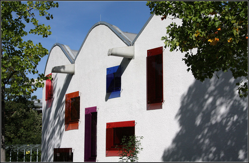 . Waldorfschule Freiburg: Der Saal hat diese frei verteilten kleinen Fensterffnungen mit vorgesetzen, farbigen Glasscheiben, was im Inneren eine interessante Stimmung verursacht. 18.09.2010 (Matthias)