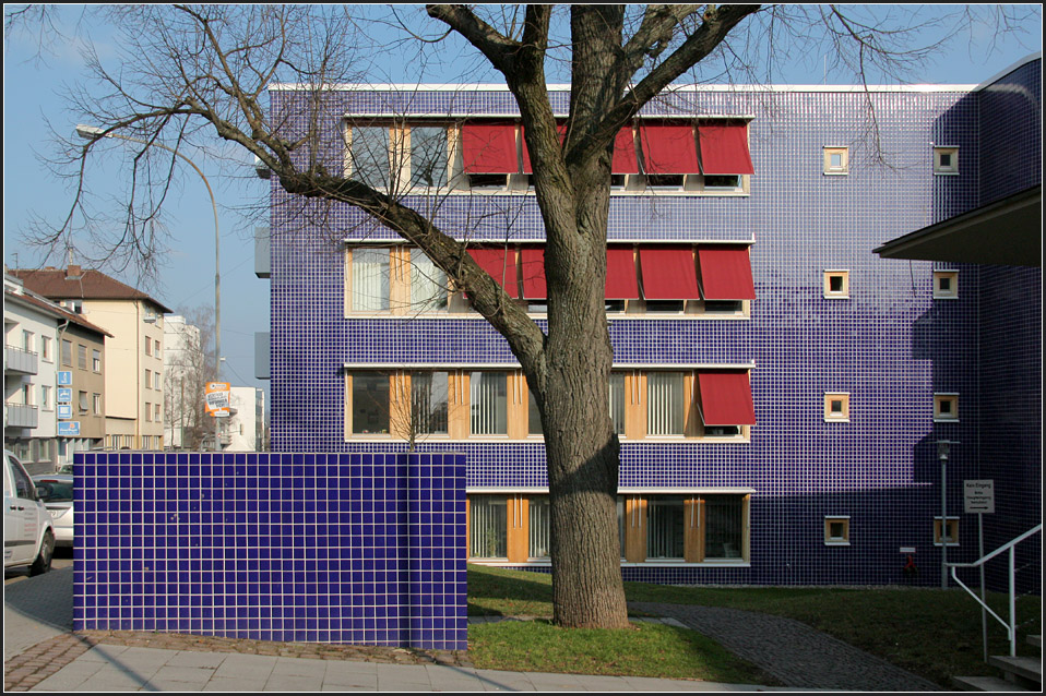 . Weinrot und Blau - Erweiterungsbau des Amstgericht in Pforzheim. Die Fensterbnder werden mit weinroten Markisen beschattet. Mrz 2011 (Matthias)