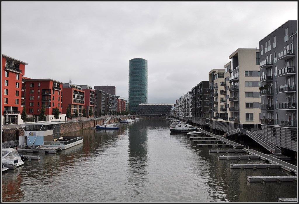 . Westhafen Frankfurt am Main - Blick in Richtung Osten zum Westhafen Tower. September 2011 (Matthias)