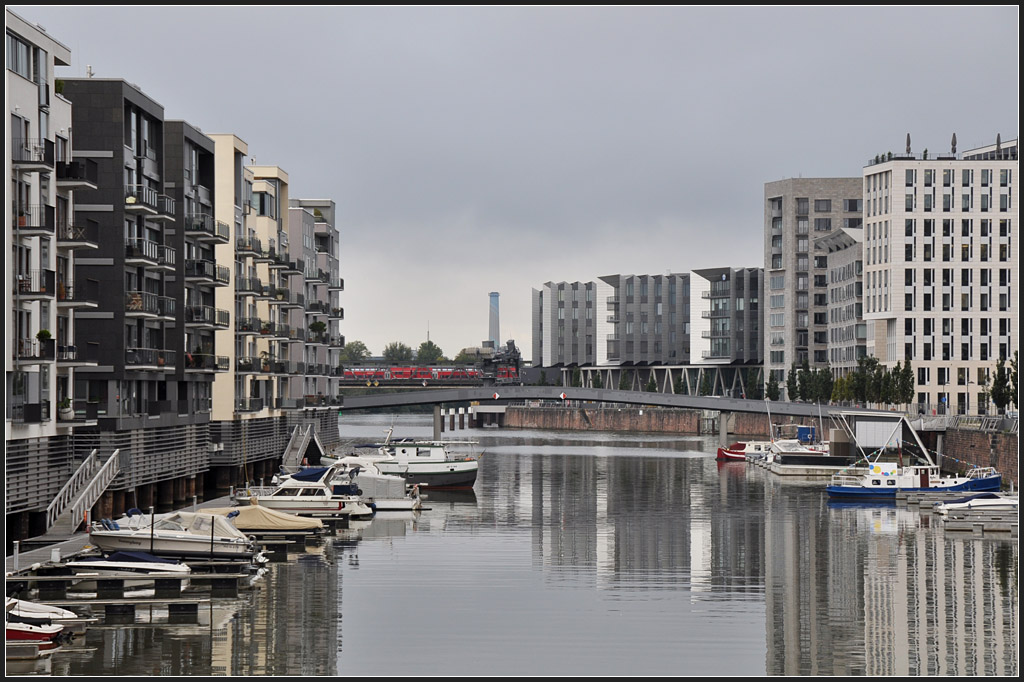 . Westhafen Frankfurt am Main - Neues Baugelnde im Bereich des frheren Binnenhafen. Blick in Richtung Westen zur Eisenbahnbrcke im Hintergrund. September 2011 (Jonas)