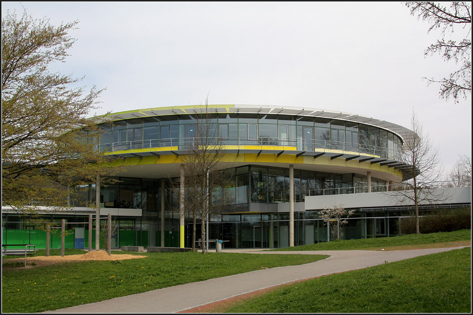 . Wie alle drei Schulgebude dieses Gelndes wurde auch das Gymnasium an den Hang gebaut, so wirken die Gebude von der Talseite her dreigeschossig, whrend sie aus der anderen Richtung jeweils mit nur zwei Geschossen in Erscheinung treten. 18.04.2010 (Matthias)