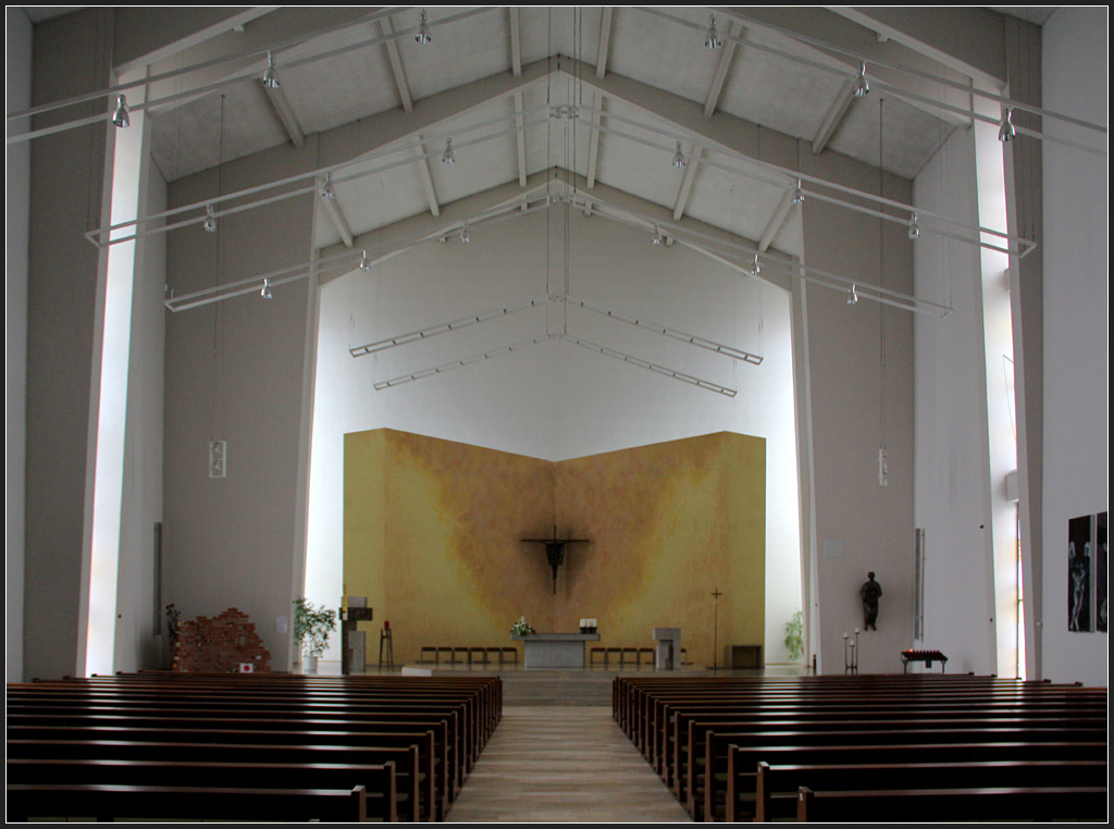 . Winnenden - Innenraum der katholischen Stadtkirche St.Karl Borromus. Innenrumlich beeindrucken mich solche moderne Kirchen fast mehr als alt Kirchengebude. Hier berzeugt die schlichte Klarheit und vorallem die Lichtfhrung, dieser indirekte Lichteinfall. Alte Kirchenbauwerk sind mir vielfach zu berladen mit Kunstwerken. 03.06.2011 (Matthias)