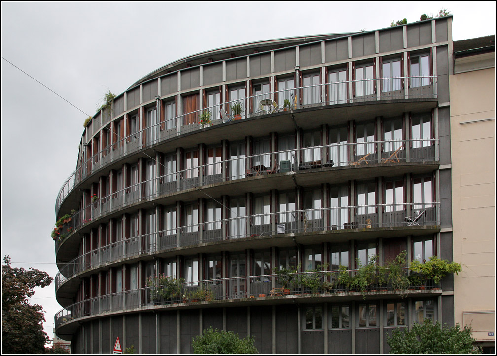 . Wohn- und Brohaus Switter, Basel. Architekten: Herzog & de Meuron, Fertigstellung: 1998. Man beachte den Umriss des Gebudes im Vergleich zum Bogen der Balkone. 

http://www.herzogdemeuron.com/index/projects/complete-works/026-050/031-apartment-and-office-building-schwitter/IMAGE.html

28.08.2010 (Matthias)