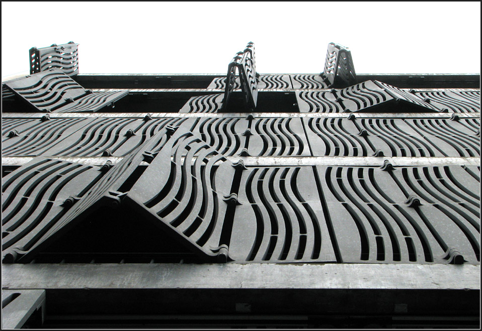 . Wohn- und Geschftsgebude Schtzenmattstrae in Basel: Die vllig verglaste Straenfassade ist mit einer aufklappbaren gueisernen Vorhangkonstruktion versehen. 29.08.2010 (Jonas)
