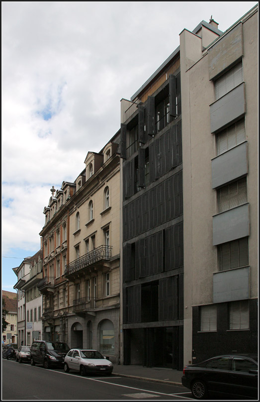 . Wohn- und Geschftsgebude Schtzenmattstrae in Basel. Architekten: Herzog & de Meuron, Fertigstellung: 1993 

http://www.herzogdemeuron.com/index/projects/complete-works/001-025/025-apartment-and-commercial-building/IMAGE.html

29.08.2010 (Matthias)