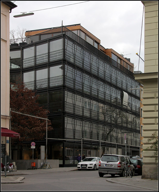 . Wohn- und Geschftshaus Herrenstrae in Mnchen. Architekten: Herzog & de Meuron (Basel). Fertigstellung: 2000. Die Architektur der Wohnungen im obersten Geschoss unterscheidet sich deutlich von den darunter liegenden Brogeschossen.  06.11.2010 (Matthias)