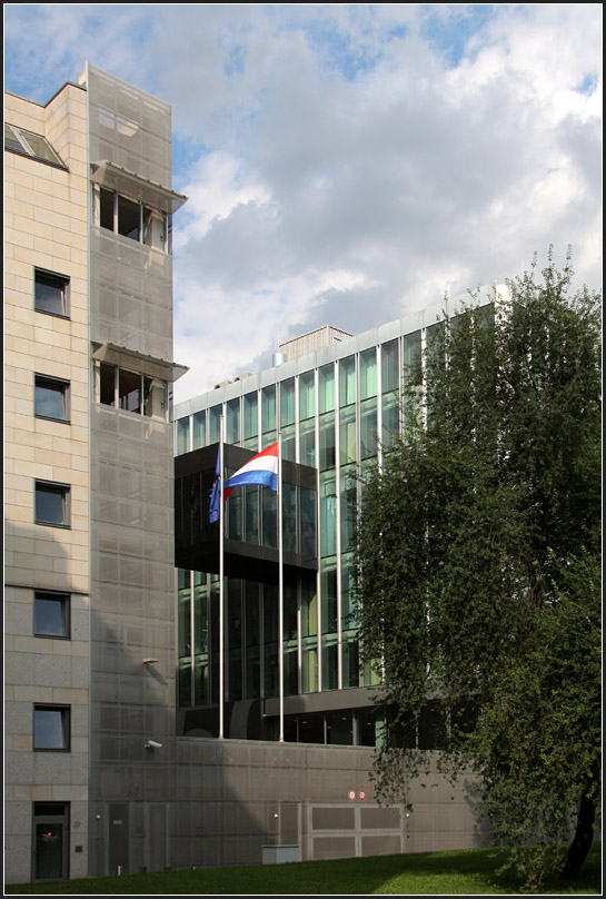 . Wrfelform - Whrend das eigentliche Botschaftsgebude ein Wrfel darstellt, wurden die angrenzenden Brandmauern mit einem winkelfrmigen Bau abgedeckt, das Dienstwohnungen und Gstestudios aufnimmt. Berlin, August 2010 (Matthias)