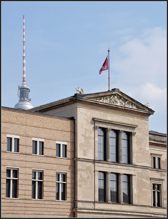 . Wunderbares Museum - Das Neue Museum in Berlin auf der Museumsinsel. wiederaufgebaut von Chipperfield Architekts, Fertiggestellt: 2009. Der linke Bauteil wurde komplett neu aufgebaut, passt sich aber dem alten Bau gut an, ohne ihn zu kopieren. August 2011 (Jonas)