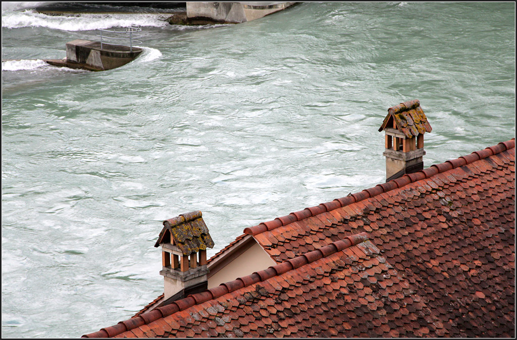 . Zwei Berner Kamine und viel Wasser - Blick von der Mnsterplatform auf die volle Aare. 21.06.2013 (Matthias)