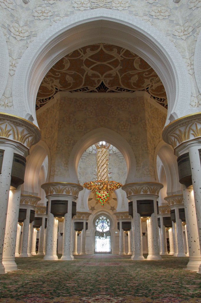 06.12.2012: In der Halle der Sheikh Zayed Moschee in Abu Dhabi liegt der angeblich grte Teppich der Welt (5625 Quadratmeter gro, aus 38 Tonnen Wolle und Baumwolle wurden 2,2 Milliarden Knoten geknpft) und hngt mit 15 Metern Hhe der grte Kronleuchter der Welt.