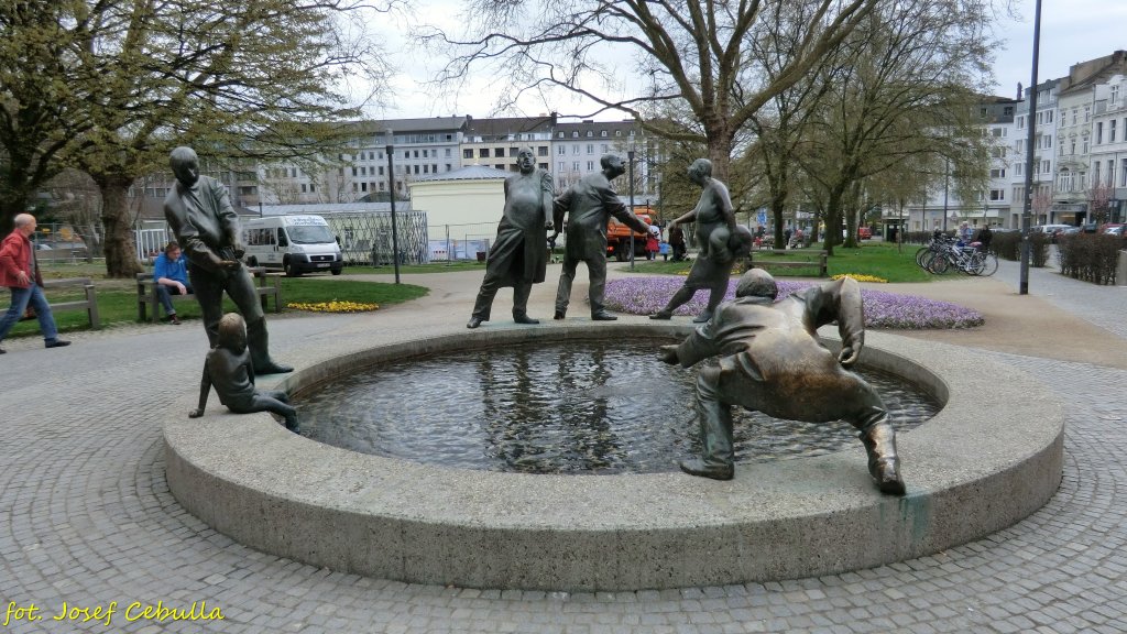 (17.04.2013) Aachen, Ursulinerstrasse (Kreislauf des Geldes Brunnen - Knstler: Karl-Henning Seemann )