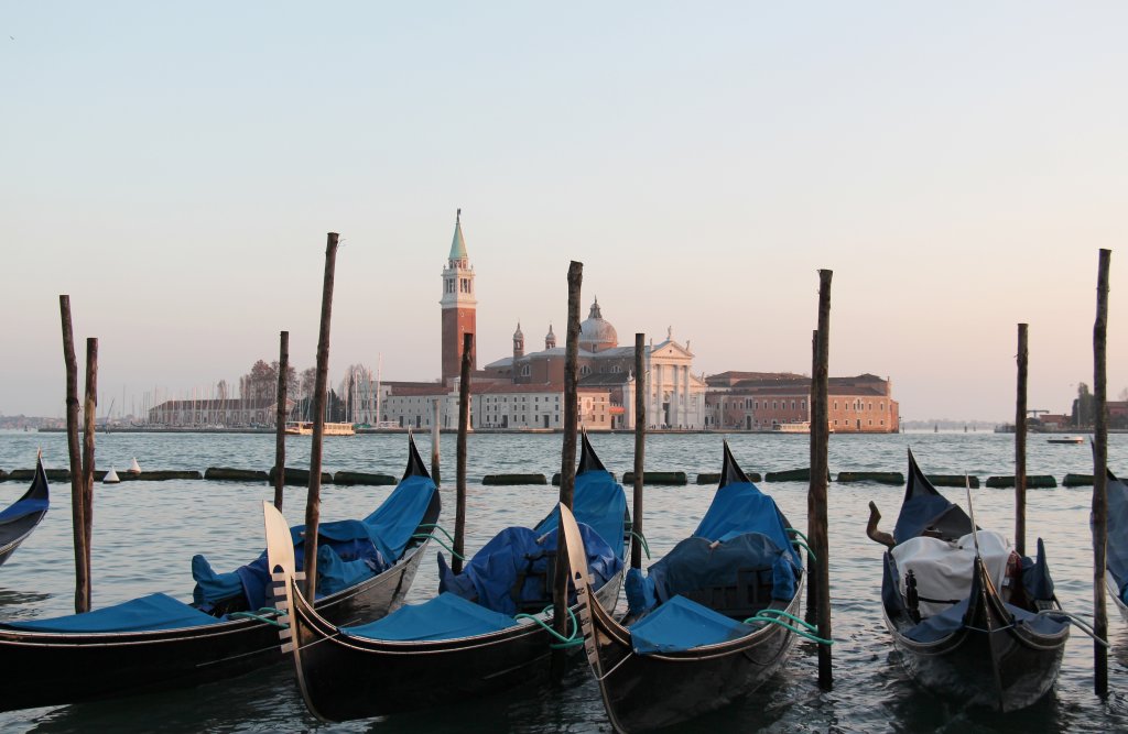 17.11.2012: Gondeln auf dem Canale di San Marco mit Blick zur Insel San Giorgio