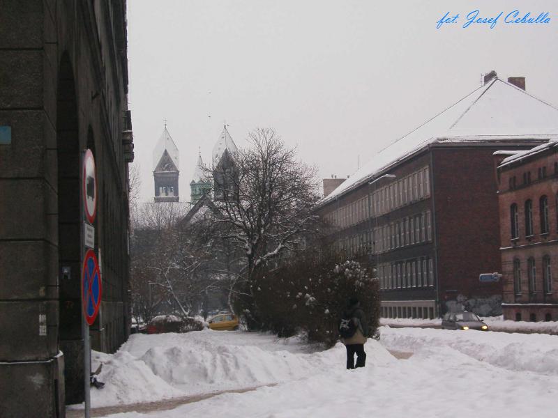 18.01.2006, Bytom - ul. Zeromskiego, Liceom Oglnokształcące jego imienia i Kościł św. Jacka