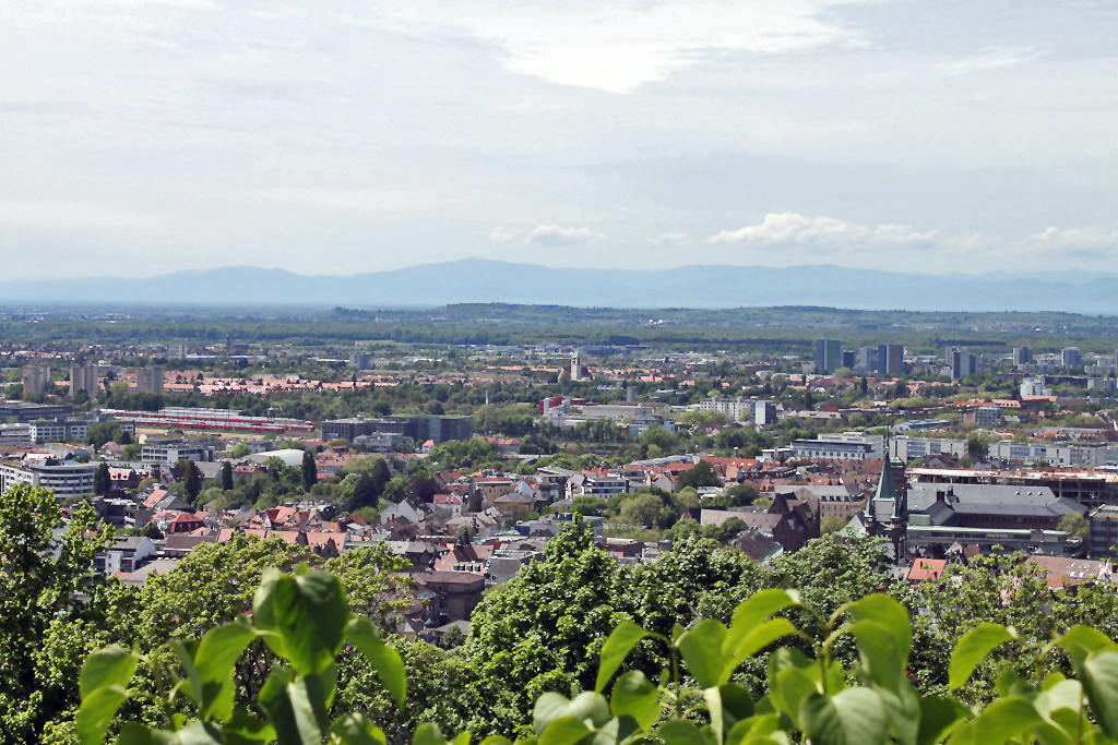 18.05.2013 ber den Dchern von Freiburg. Blick vom Schloberg. Im Hintergrund sieht man den Kaiserstuhl.