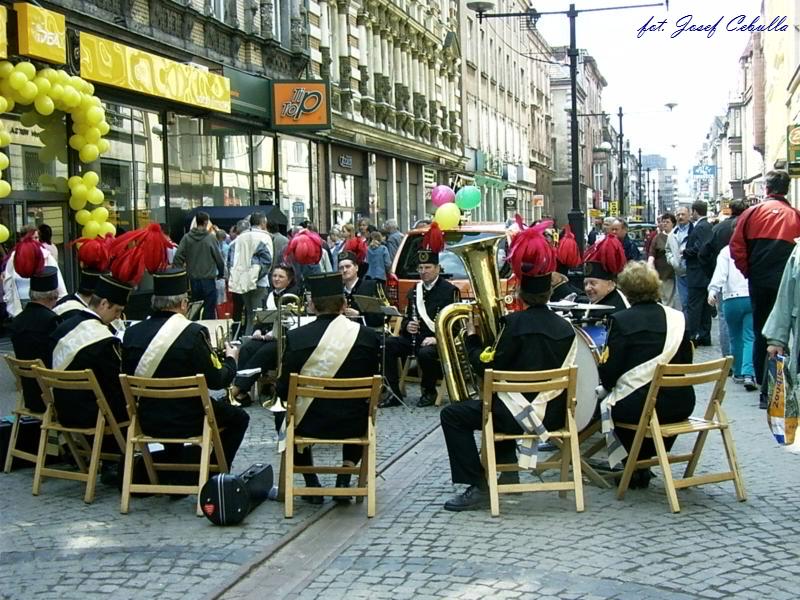 19.05.2005, Bytom, ul. Dworcowa, orkiestra grnicza przygrywa z okazji otwarcia nowego sklepu.