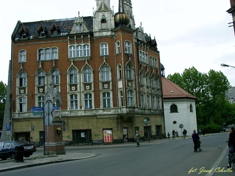 19.05.2005, Bytom, ul. Krakowska, kapliczka, piękna narożna kamienica i Kościł św. Ducha