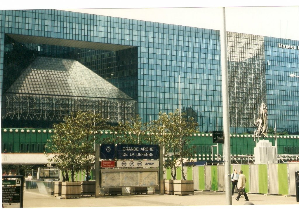 1981 wurde des Gebude Les lyses La Dfense, ein Brogebude, erffnet. Seine Innenhfe sind als Grten gestaltet.