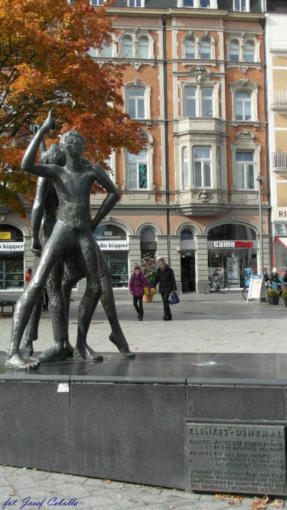 2012.10.08, Aachen - Klenkes, Holzgraben, 1970, Knstler: Hubert Lneke, 	Erinnerung an die manuelle Sortiertechnik der Mitarbeiter der Aachener Nadelindustrie; heute Symbol fr den Aachener Gru, Bronze