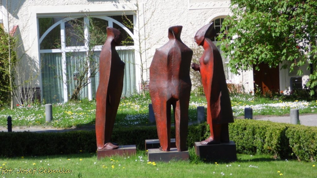 2013-05-04_Aachen-Vorplatz Missio-Gebude-Im Dialog-Skulptur