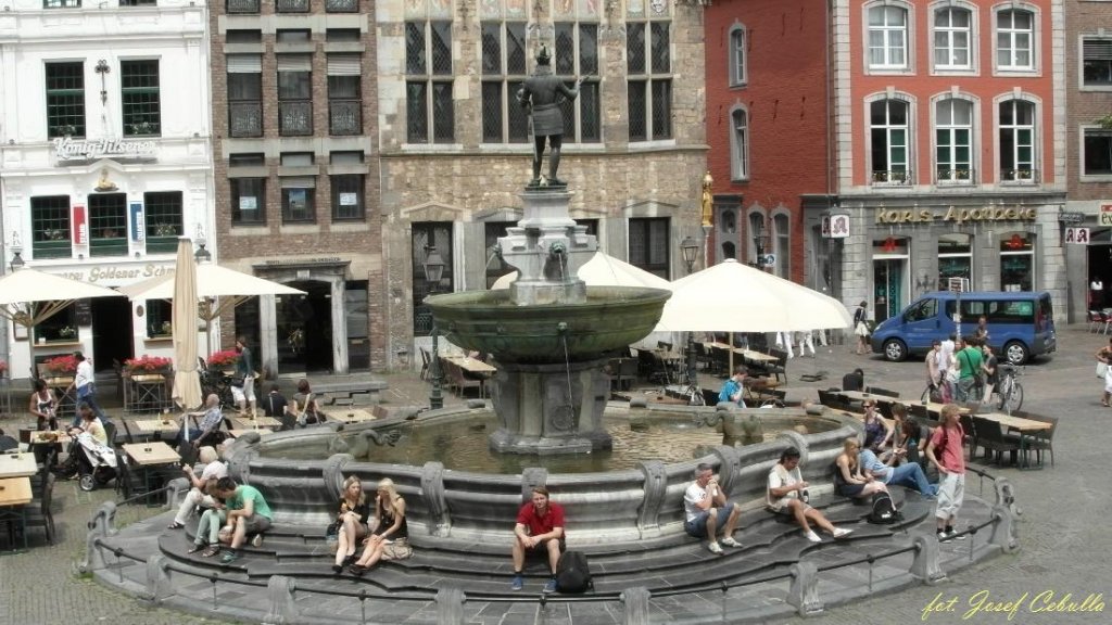 21.06.2012, Aachen - Karlsbrunnen, Baujahr: vor 1334, Knstler: Johann Joseph Couven (Blausteinbecken, um 1735); Franz und Peter von Trier (Bronzeschale, um 1620), Figur Karls des Groen gegossen um 1620 in Dinant