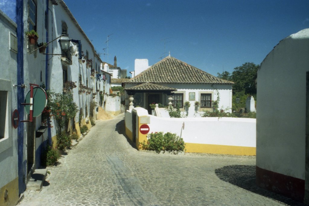ÓBIDOS (Concelho de Óbidos), 30.08.1985, Straßenbild (eingescanntes Foto)