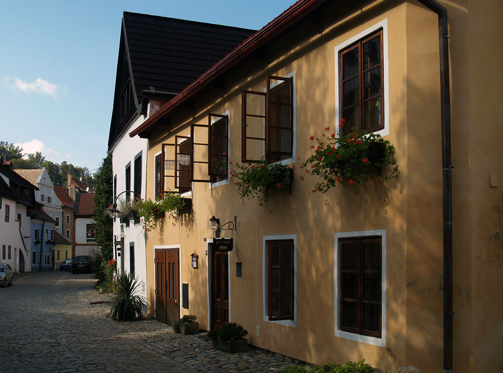 Česk Krumlov, das frhere Krummau, eine kleine Kreisstadt in Sdbhmen besticht durch eine idyllische Lage und zauberhafte, kleine Gsschen, die einen Besuch allemal lohnend werden lassen. Am 26.09.2009 war dazu noch das passende Wetter, was will man mehr