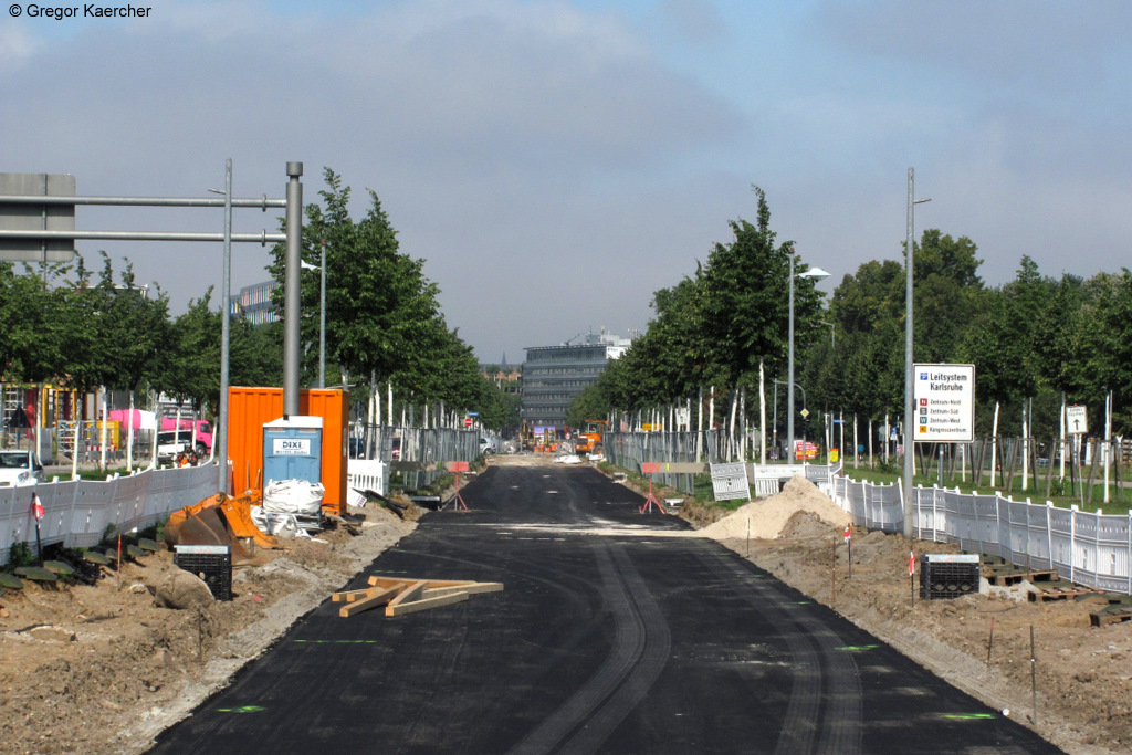 28.07.2011: Was wie der Bau einer Strae aussieht, ist in Wahrheit der Bau der neuen Karlsruher Straenbahn Sdost von der Baumeisterstrae zur Tullastrae. Ab September 2011 wird hier in der Ludwig-Erhard-Allee Karlsruhe die Straenbahn fahren. Das Bild entstand legal an einem zugnglichen Fugnerberweg vor dem Bauzaun.