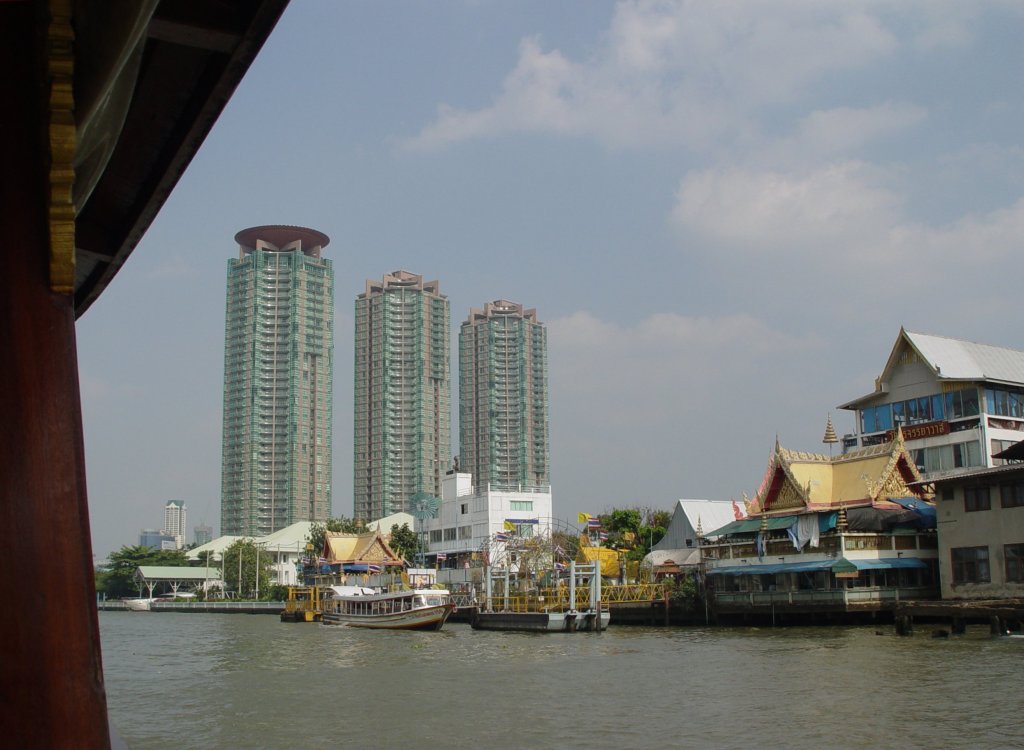 3 Hochhuser (Appartmentgebude), davon eines mit Hubschrauber-Landeplatz auf dem Dach, am Chao Phraya Flu in Bangkok am 13.01.2011