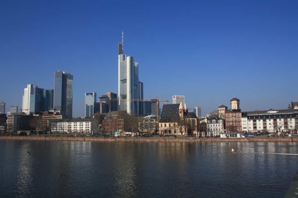 30.01.2011 Frankfurt am Main, Blick vom  Eisernen Steg  auf Frankfurt City. Der Eiserne Steg ist eine Fugngerbrcke und fhrt vom Mainkai nach Sachsenhausen.