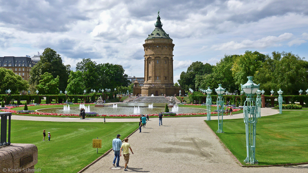 60 Meter hoher Wasserturm am Rande der Mannheimer Innenstadt auf dem Friedrichsplatz, 30.07.2012.