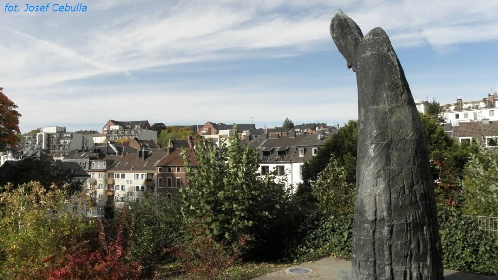 Aachen - Gregor von Burtscheid-Statue vor St. Johann Aachen-Burtscheid, 	1963, Knstler:	Bonifatius Stirnberg, 1. Abt von Burtscheid (um 935-999), Grnder der Abtei Burtscheid, Bronzestatue, (18.10.2012)