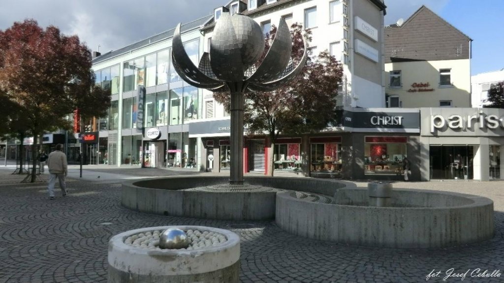 Aachen, Kugelbrunnen, Adalbertstrae, 1977, Knstler: Albert Sous, Betonbecken mit Keramikkugeln; Edelstahlsule mit einer sich ffnenden und schlieenden Kugel als nachempfundene Blte; seitlich davon ein Trinkwasserbrunnen, (08.10.2012)