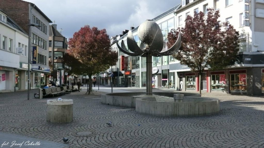 Aachen, Kugelbrunnen, Adalbertstrae, 1977, Knstler: Albert Sous, Betonbecken mit Keramikkugeln; Edelstahlsule mit einer sich ffnenden und schlieenden Kugel als nachempfundene Blte; seitlich davon ein Trinkwasserbrunnen, (08.10.2012)