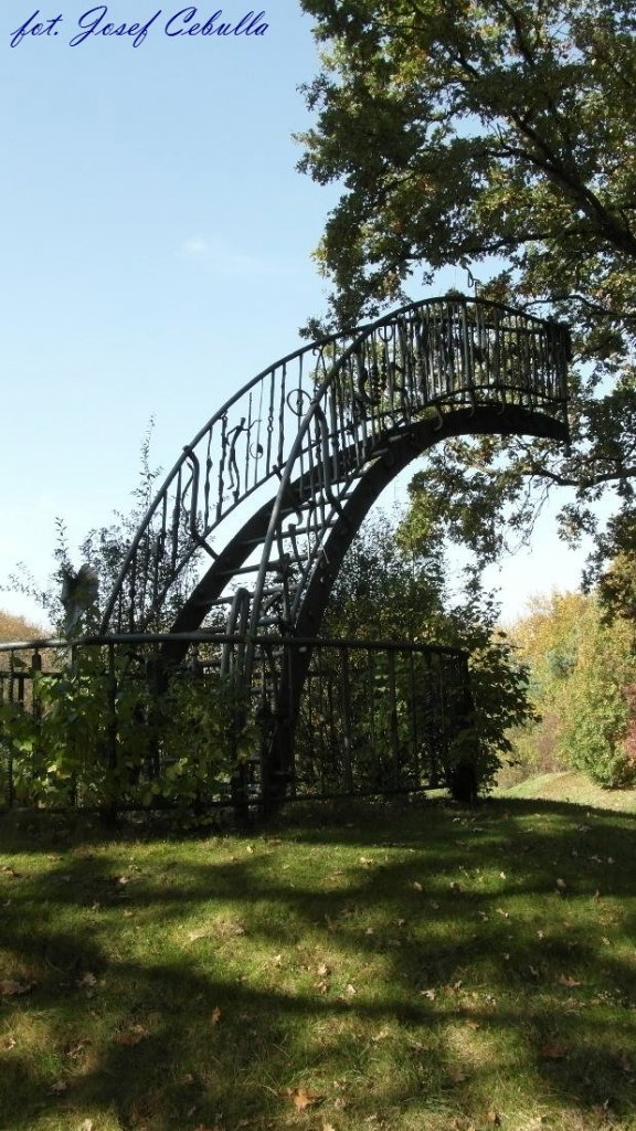 Aachen - Skulptur  Brcke der Freundschaft , geschweit anlsslich des 1. Weltkongresses der Kunstschmiede in Aachen, Designer: Manfred Bredohl, 1986; Standort: BGE Tempelhofer Strae, (23.10.2012)