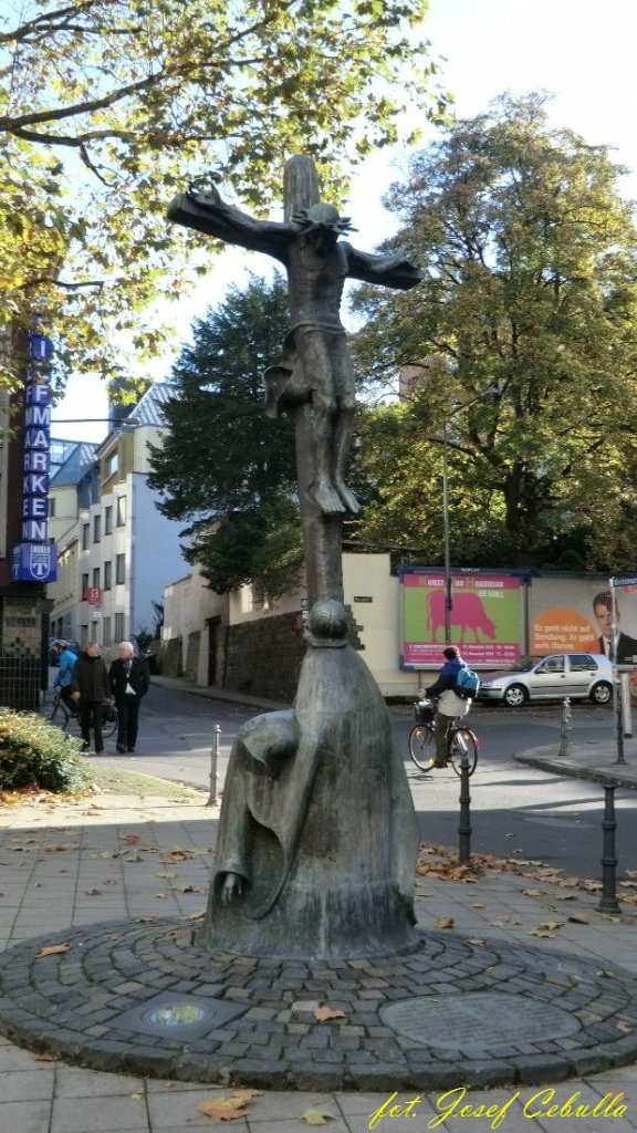 Aachen, Wirichsbongardstrae - Kreuzigungsgruppe Henger Herrjotts Fott, 1989, Knstler: Bonifatius Stirnberg.	Nachbau in Bronze einer im Krieg zerstrten steinernen Kreuzigungsgruppe aus dem Jahr 1897. (31.10.2012)