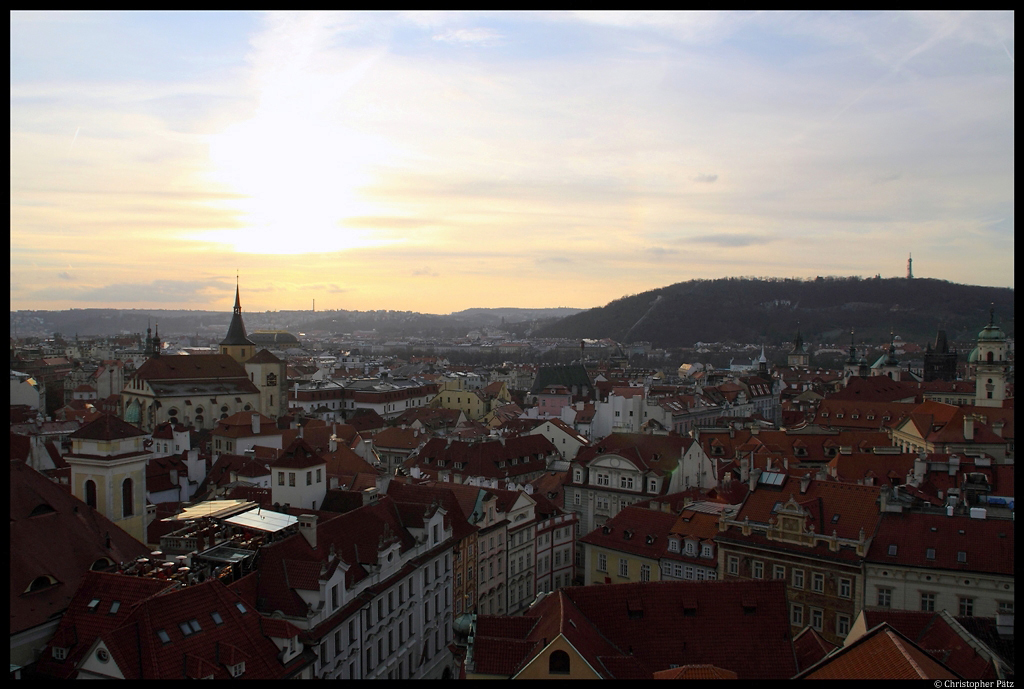 Abendlicher Blick vom Rathausturm ber die Dcher von Prag. (11.12.2011)