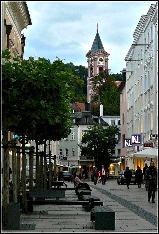 Abendlicher Spaziergang durch die Fugngerzone in Passau. Im Hintergrund ist der Turm der Pfarrkirche St. Paul zu sehen. 15.09.2010 (Hans)