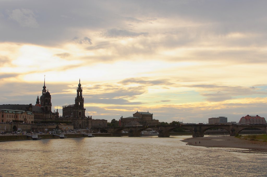 Abendstimmung am 06.10.2011 ber der Skyline von Dresden, aufgenommen von Bord des MS  August der Starke .