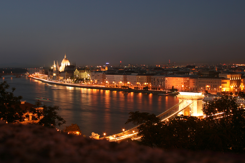 Abendstimmung in Budapest. 21.09.2010. Im Hintergrund links ist das Parlamentsgebude zu sehen.