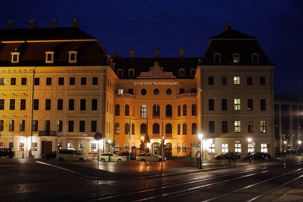Abendszene am Dresdener Kempinski Grand-Hotel  Taschenbergpalais . Die Aufnahme erfolgte am 30.08.2012 frei Hand (ohne Stativ) vom Dresdener Zwinger aus.