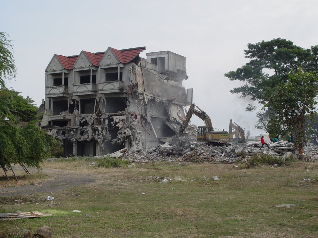 Abriß eines seit einigen Jahren leer stehenden Gebäudes in Buri Ram am 22.01.2011, um Platz zu schaffen für die Errichtung neuer Apartmentgebäude