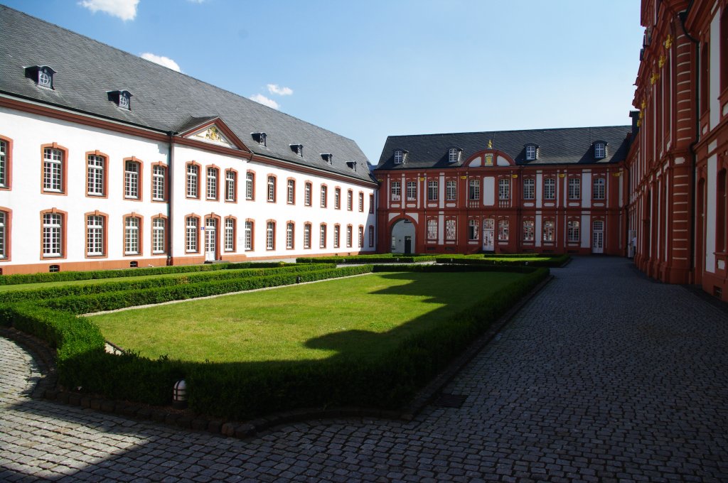 Abtei Brauweiler, Prlatenhof, erbaut von 1780 bis 1785 nach Plnen 
von Nikolaus Lauxen, Rhein Erft Kreis (02.08.2011)