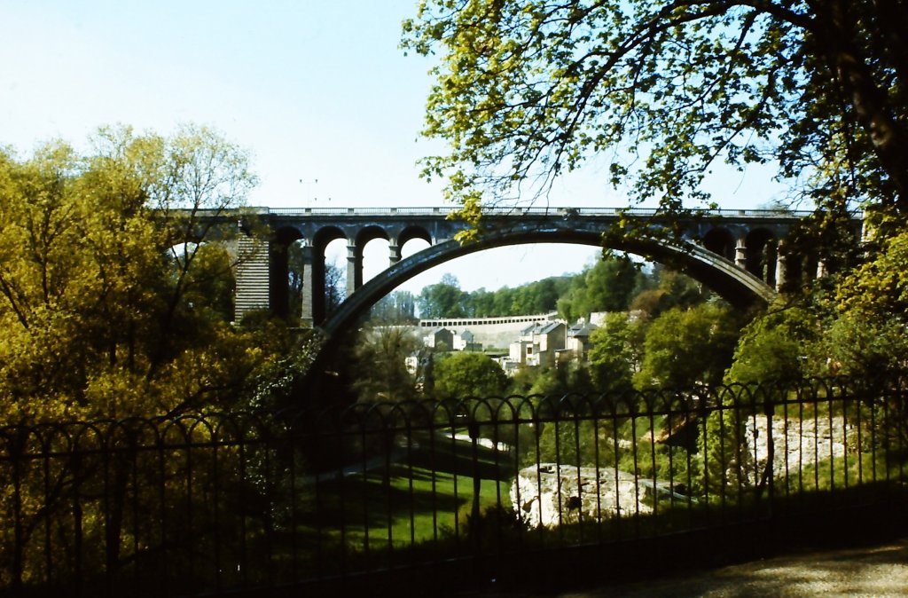 Adolphe-Brücke Luxemburg. Die Aufnahme entstand Mitte der 1980er Jahre.
